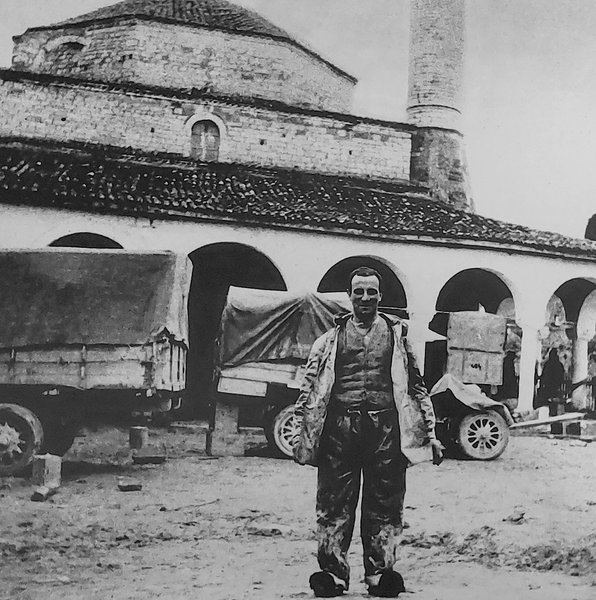 Πρέβεζα. Όρχος αυτοκινήτων στο προαύλιο του κεντρικού τεμένους, ανατολικά του Κάστρου του Αγίου Αντρέα.