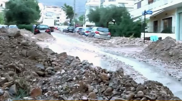 Αττική: Εικόνες αποκάλυψης από την καταιγίδα - Δρόμοι πλημμύρισαν και γέμισαν με φερτά υλικά (photos-video)