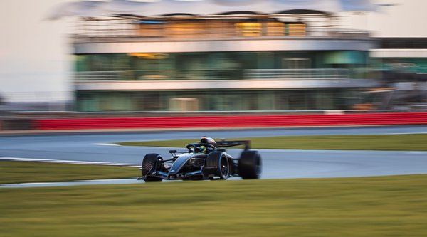 Πόσο αλλάζει το οδηγικό στιλ των πιλότων το νέο υβριδικό σύστημα;