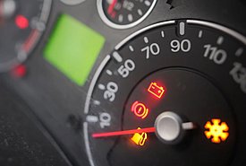 Άναψε το λαμπάκι της μπαταρίας στο αυτοκίνητο - Τι πρέπει να προσέξει ο οδηγός