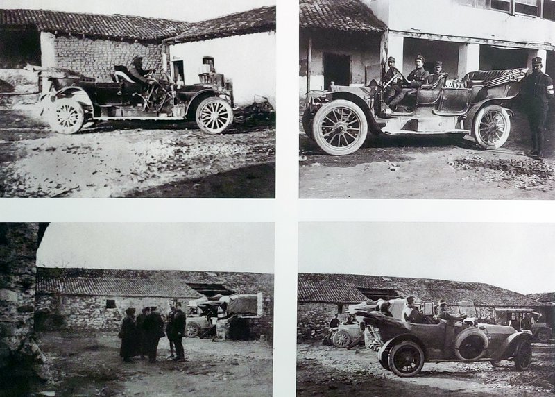 Φιλιππιάδα. Σταθμός αυτοκινήτων. Οδηγός, άγνωστος δεκανέας, πριγκίπισσα και πρίγκιπες και ο Αρχιστράτηγος Κωνσταντίνος (κάτω δεξιά) καθώς φτάνει στον σταθμό.