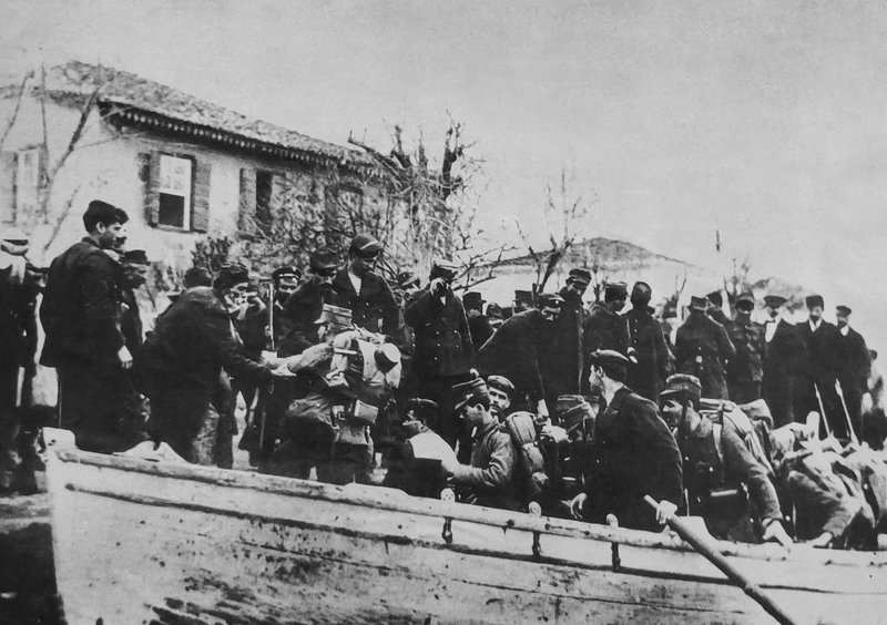 Στρατιώτες της Μοίρας του Ιονίου αποβιβάζονται στην προκυμαία της Πρέβεζας. Η συμπληρωματική λειτουργία των μέσων μεταφοράς έπαιξε αποφασιστικό ρόλο στην έκβαση των Βαλκανικών πολέμων.