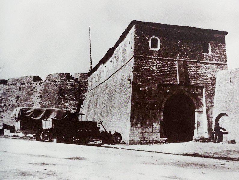 Πρέβεζα. Η Κεντρική Πύλη του Φρουρίου του Αγίου Ανδρέα. Η Πρέβεζα απετέλεσε κέντρο ανεφοδιασμού του Στρατού Ηπείρου.