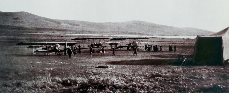 Νικόπολη. Όρχος αεροπλάνων του Στρατού Ηπείρου, δυτικά της Λιμνοθάλασσας «Μάζωμα».  Στους Βαλκανικούς πρώτη φορά καταγράφεται αεροφωτογράφιση από αεροπλάνο θεάτρου επιχειρήσεων.