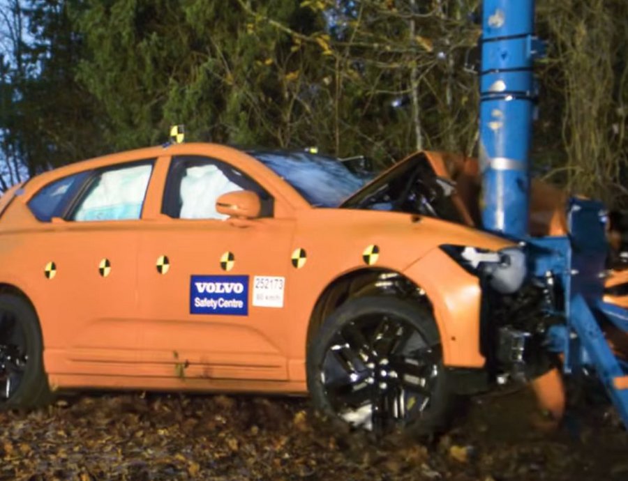 Τι παθαίνει ένα Volvo EX60 όταν χτυπάει μετωπικά σε κολώνα; (video)