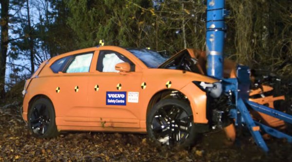 Τι παθαίνει ένα Volvo EX60 όταν χτυπάει μετωπικά σε κολώνα; (video)