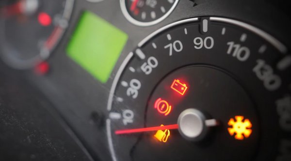Άναψε το λαμπάκι της μπαταρίας στο αυτοκίνητο - Τι πρέπει να προσέξει ο οδηγός