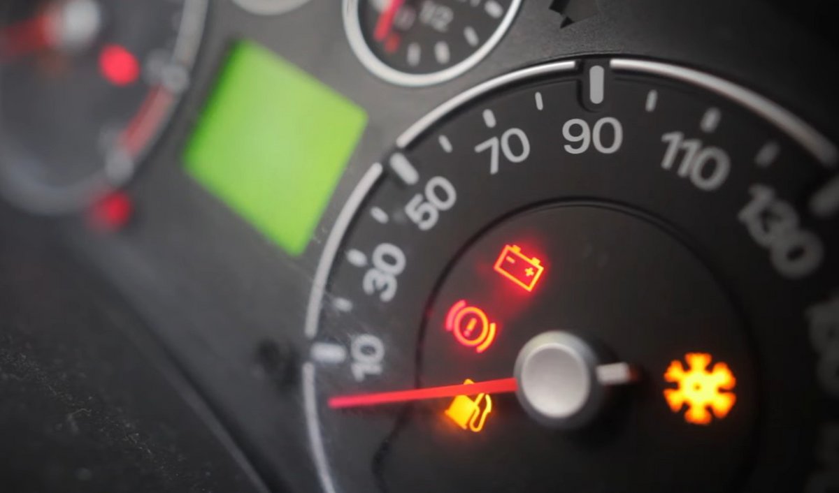 Άναψε το λαμπάκι της μπαταρίας στο αυτοκίνητο - Τι πρέπει να προσέξει ο οδηγός