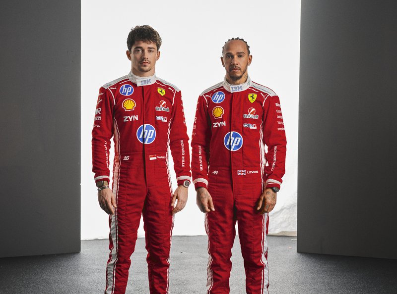 Το λογότυπο της ZYN στις φόρμες των οδηγών, κάτω από το λογότυπο της Shell, σε περίοπτη θέση.