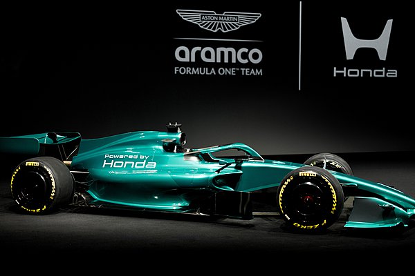 F1: Η Aston Martin AMR26 βγήκε στην πίστα και «έμεινε» (photo-video)