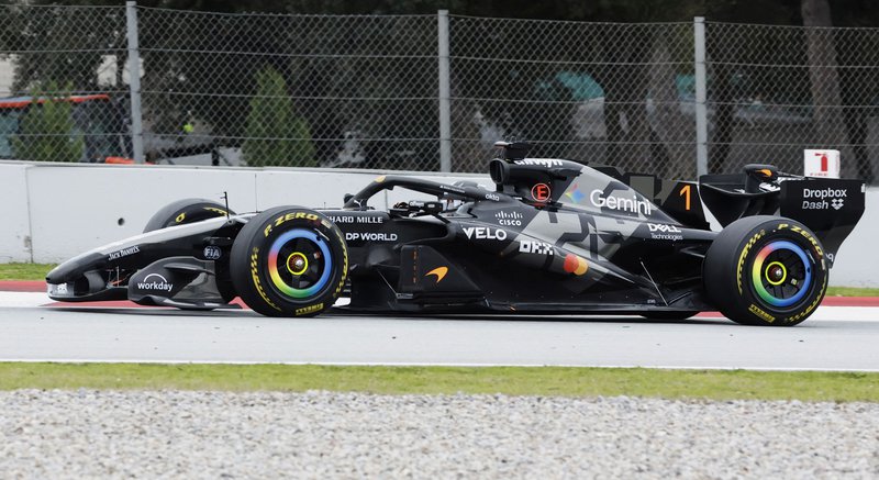 Το λογότυπο της VELO φαίνεται στο εμπρός μέρος του sidepod της McLaren MCL40.