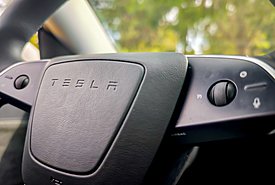 Tesla: Ο Musk «κόβει» δύο μοντέλα από τη γκάμα για να επενδύσει στα ρομπότ