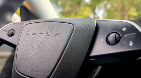 Tesla: Ο Musk «κόβει» δύο μοντέλα από τη γκάμα για να επενδύσει στα ρομπότ