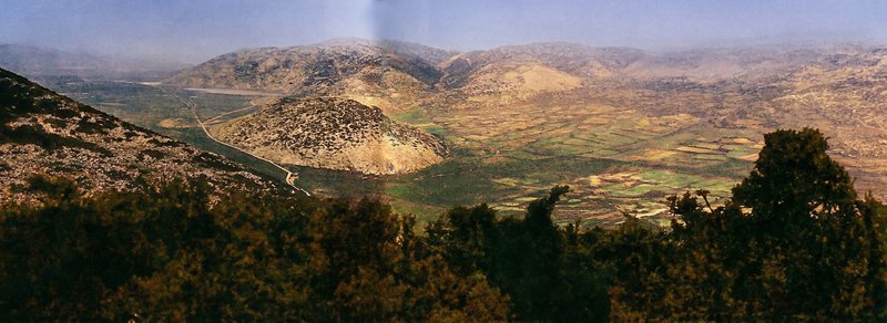 Παρατηρητήριο. Η περιοχή πάνω από το χωριό Άνω Θεριακήσι αποτελούσε το παρατηρητήριο του Ελληνικού Στρατού προς τα οχυρά του Μπιζανίου. Στο κέντρο της πεδιάδας ο λόφος «Αυγό» και στο βάθος οι οχυρές θέσεις των Τούρκων Μικρό και Μεγάλο Μπιζάνι.