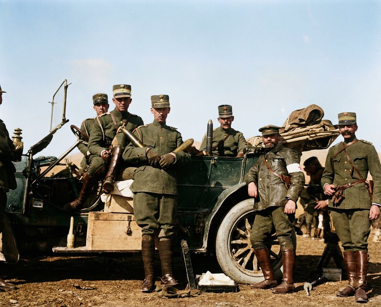 Επίσκεψη Διαδόχου και Πριγκίπων στην Κανέτα. Από αριστερά: Οι Πρίγκιπες Χριστόφορος, Ανδρέας και Νικόλαος, ο Διάδοχος Κωνσταντίνος και ο οδηγός του, Πύρρος Καραπάνος.