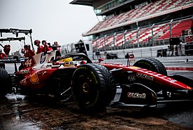 Ενθουσιασμένος με τη φετινή Ferrari ο Hamilton: «Είναι διασκεδαστική στην οδήγηση»