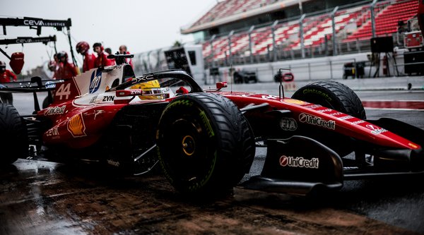 Ενθουσιασμένος με τη φετινή Ferrari ο Hamilton: «Είναι διασκεδαστική στην οδήγηση»