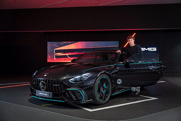Mercedes: Ο Kimi Antonelli παρέλαβε την σπάνια έκδοση της AMG GT (photos)