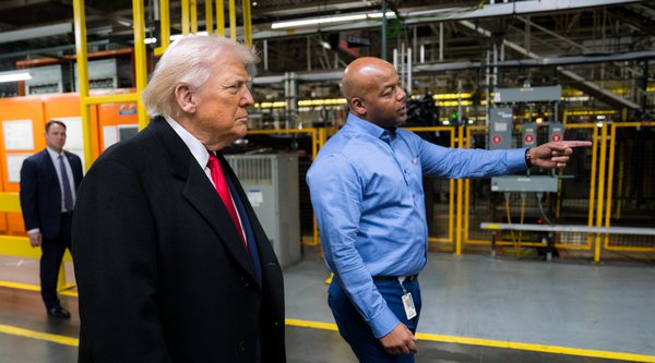 Τι απέγινε ο εργαζόμενος της Ford που «επιτέθηκε» στον Trump;