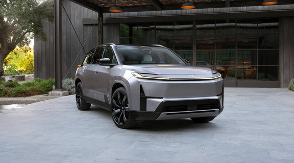 Toyota: Αυτό είναι το 7θέσιο Highlander με τα 515 km αυτονομίας (photos)