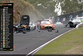 Τρομακτικό ατύχημα στον 12ωρο αγώνα του Mount Panorama - Αυτοκίνητο εμβόλισε πλαγιομετωπικά αντίπαλο στο βουνό (video)