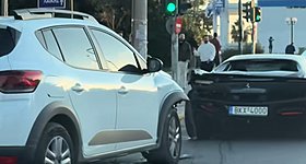 Ηλικιωμένος με Dacia τράκαρε με Ferrari στη Γλυφάδα - Δείτε το βίντεο