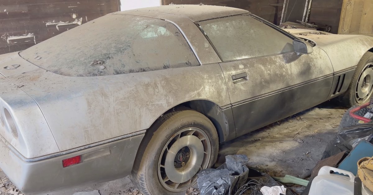 Αγνώριστη! Μια Chevrolet Corvette C4 πλένεται για πρώτη φορά μετά από 30 χρόνια (video)