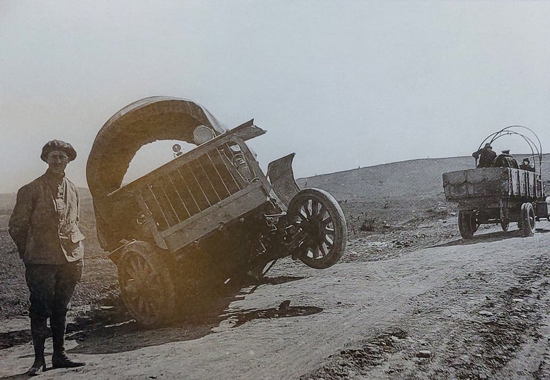 Ένα φορτηγό αυτοκίνητο μπαταρισμένο στον δρόμο των Σερρών (γέφυρα του Στρυμόνα)