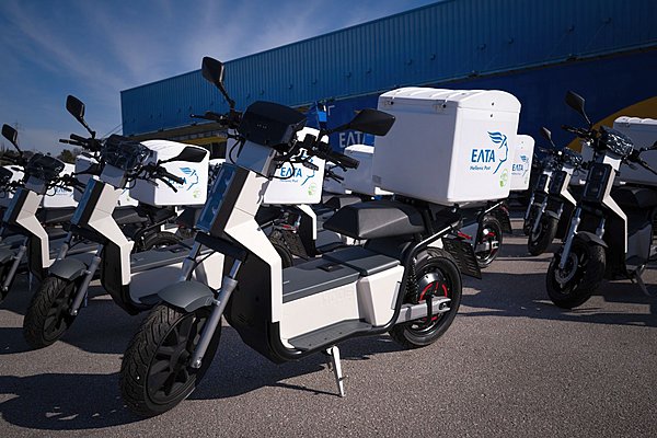 Το πρώτο «made in Greece» ηλεκτρικό σκούτερ μπαίνει στον στόλο των ΕΛΤΑ
