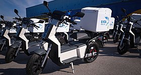 Το πρώτο «made in Greece» ηλεκτρικό σκούτερ μπαίνει στον στόλο των ΕΛΤΑ