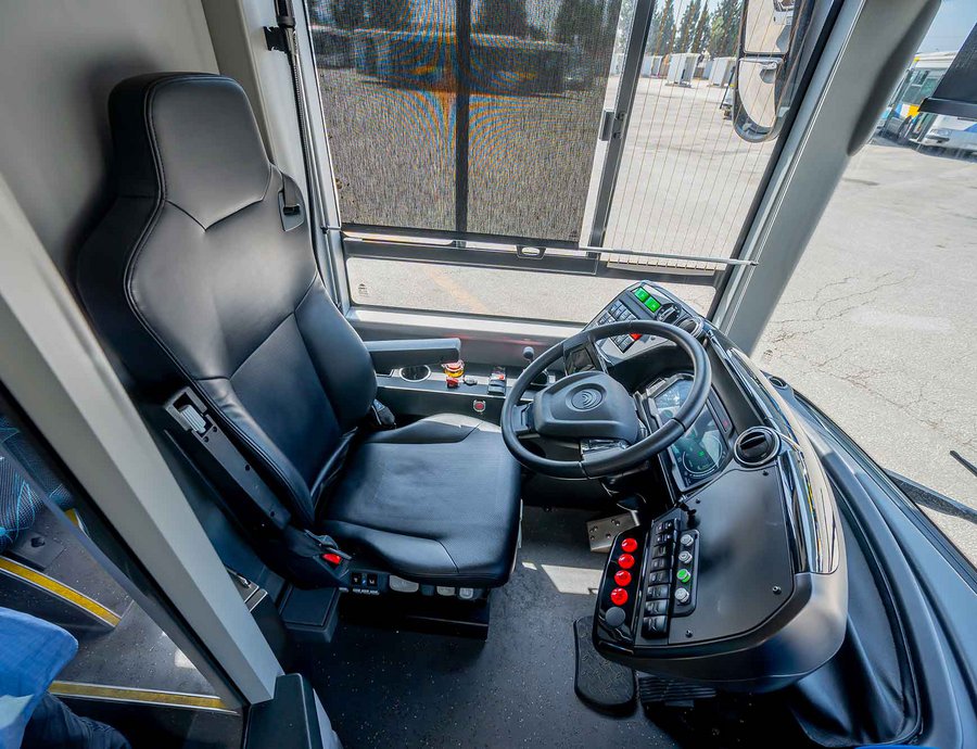 Σε διαθεσιμότητα οδηγός λεωφορείου που έτρωγε ενώ οδηγούσε - Χειριζόταν το τιμόνι με τα γόνατα (video)