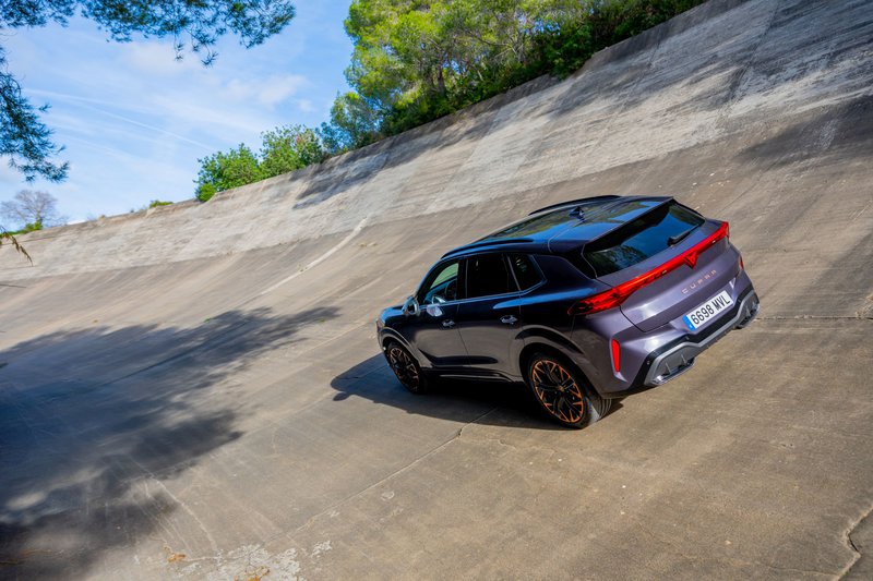 Η οδήγηση σε οβάλ πίστα, εκτός από ανυπέρβλητη εμπειρία, αποκτά διπλάσια αξία λόγω της ιστορικότητάς της. Η επικλινής λογική της οβάλ πίστας αλλάζει τα δεδομένα και τις προσλαμβάνουσες όταν έρθει η ώρα της οδήγησης, αφού νιώθεις ότι μπορεί να «ρολάρεις» προς το εσωτερικό της. Όσο όμως η ταχύτητα αυξάνει, τόσο το αυτοκίνητο «καρφώνεται» περισσότερο στην πίστα! Με το Terramar των 272 PS δεν αργήσαμε να κινηθούμε σε ρυθμό που πολύ απλά δεν περιμέναμε ποτέ, ειδικά σε μια ιστορική πίστα!