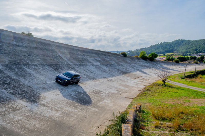 Το CUPRA Terramar στο φυσικό του σκηνικό. Στη διάσημη οβάλ πίστα που του δάνεισε το όνομά της!