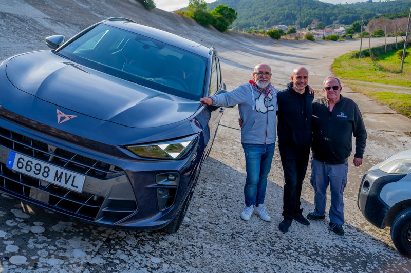 Θ.Κ.Ε., ο Pablo Piferrer Garcia που μας βοήθησε τα μέγιστα να οδηγήσουμε στην πίστα, και ο Sebastian, φύλακας του Autodrome Terramar, με το βανάκι του!