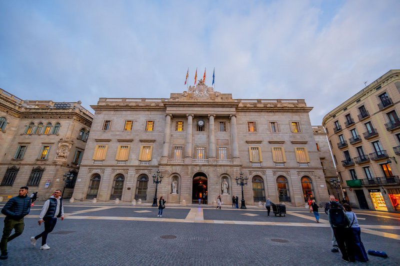Το Casa de Botines, ένα εντυπωσιακό κτίριο σχεδιασμένο από τον διάσημο αρχιτέκτονα Gaudí τον 19ο αιώνα.