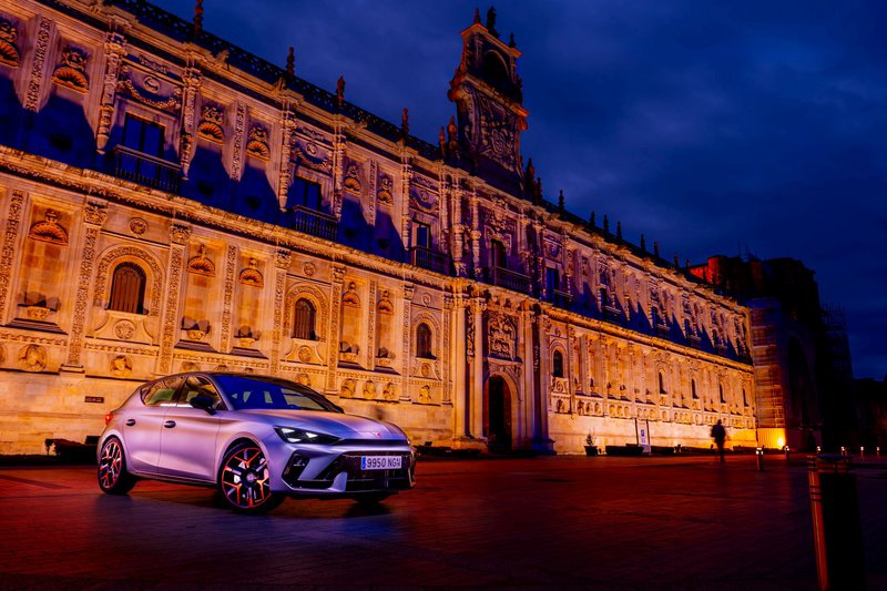 Το León με φόντο το Hostal San Marcos, γνωστό και ως Μονή του Αγίου Μάρκου, που αρχικά χρησίμευε ως ξενώνας για τους προσκυνητές στον δρόμο τους προς το Σαντιάγο ντε Κομποστέλα.