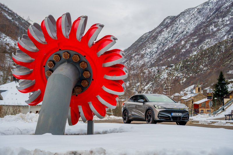 Τεράστια τουρμπίνα, σαν αυτές που δέχονται το νερό από τον καταρράκτη στο υδροηλεκτρικό εργοστάσιο.