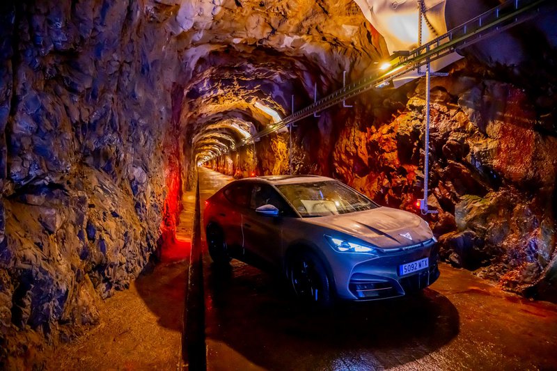 Το τετρακίνητο Tavascan μας σε μία από τις στοές του Central Hidroeléctrica de Tavascan, ενός από τους πιο αντισυμβατικούς υδροηλεκτρικούς σταθμούς της περιοχής.