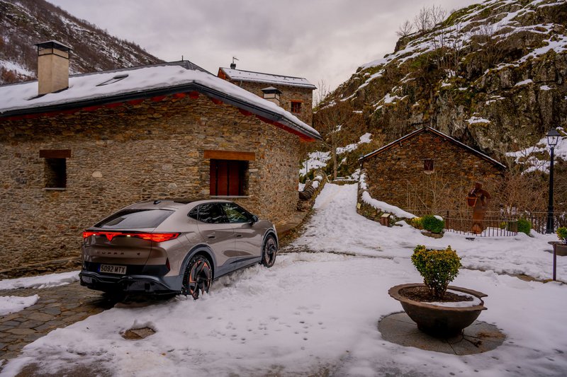 Το μεσαιωνικό πέτρινο γεφύρι που χρησίμευε ως πέρασμα του εμπορικού δρόμου της εποχής.