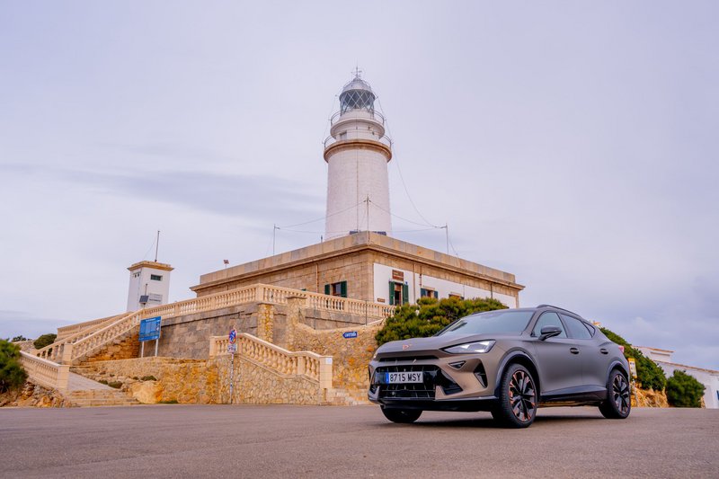 Formentor x2… Με φόντο τον Φάρο του Formentor, που βρίσκεται στην εσχατιά της ομώνυμης χερσονήσου και έδωσε το όνομά της στο πρώτο μοντέλο της Cupra στην αυτόνομη πορεία της.