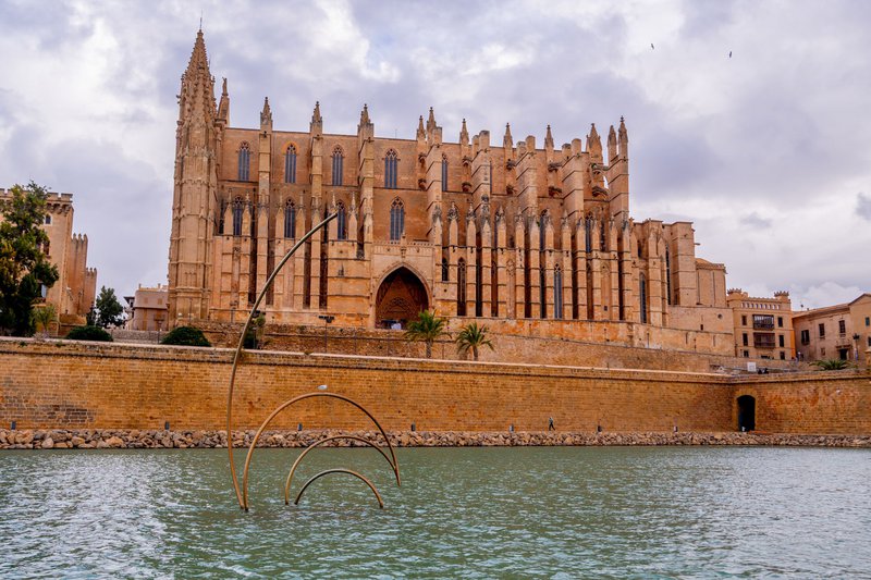 Ο επιβλητικός γοτθικός Ρωμαιοκαθολικός Καθεδρικός Ναός της Santa Maria, συχνά αναφερόμενος ως La Seu, είναι ένας καθεδρικός ναός που βρίσκεται στην Palma της Μαγιόρκα.