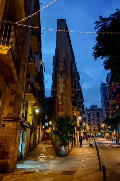 Εντυπωσιακά κτίρια του 19ου και 20ού αιώνα δεσπόζουν στην περιοχή.