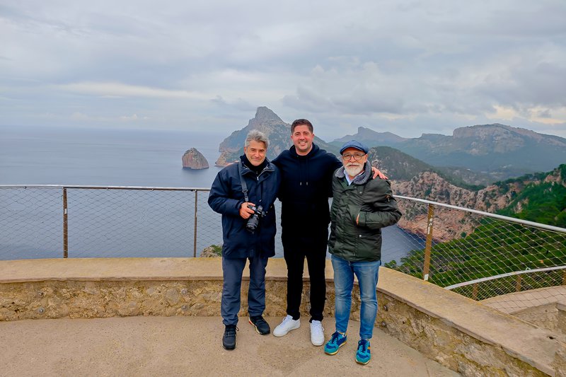 Γιώργος Κούτος σε δημιουργικό ρόλο φωτο-οπερατέρ, ο Ruben Pascual, ο project leader του εγχειρήματος που έδινε λύσεις για όλα, και ο γράφων, στο Ακρωτήριο Formentor!