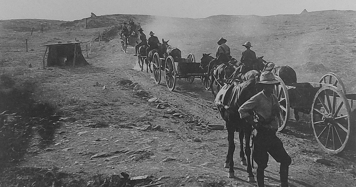 Αγγλική εφοδιοπομπή σε πορεία στο Μέτωπο της Μακεδονίας. Οι δρόμοι που διάνοιξαν οι μηχανικοί των συμμαχικών δυνάμεων σε πολλές περιπτώσεις βασίστηκαν στις χαράξεις που είχαν γίνει από του Έλληνες στρατιωτικούς μηχανικούς κατά τους Βαλκανικούς πολέμου, οι οποίες, με τη σειρά τους, προκειμένου για τη Θεσσαλία, αξιοποίησαν την αντίστοιχη εμπειρία του Ελληνοτουρκικού πολέμου του 1897.