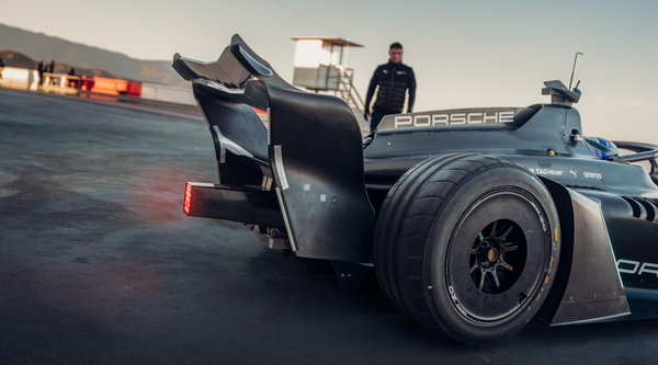 Πώς η Porsche χρησιμοποιεί τη Formula E ως εργαστήριο για τα ηλεκτρικά της