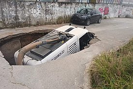 Καθίζηση-σοκ στα Ιωάννινα: Όχημα καθαριότητας έπεσε σε μεγάλη τρύπα που άνοιξε στην άσφαλτο