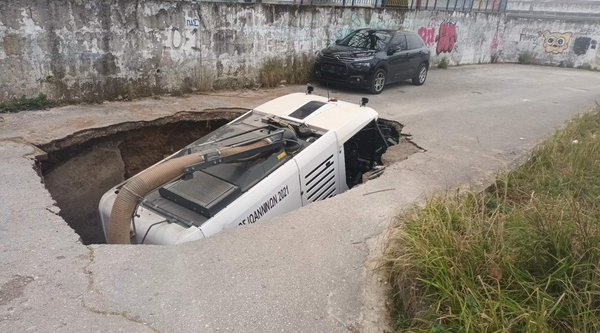 Καθίζηση-σοκ στα Ιωάννινα: Όχημα καθαριότητας έπεσε σε μεγάλη τρύπα που άνοιξε στην άσφαλτο