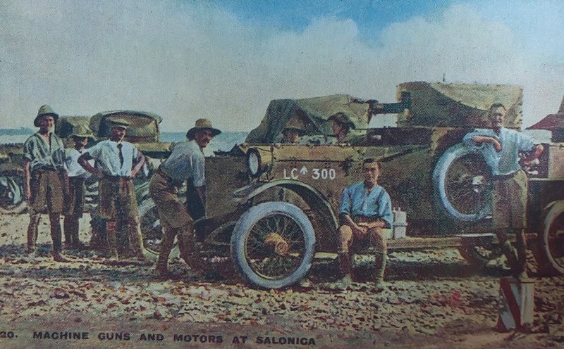 Βρετανοί στρατιώτες ποζάρουν μπροστά σε αυτοκίνητα.