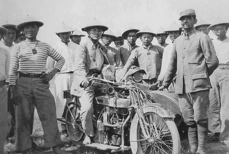 Ανναμίτες σε ομάδα μοτοσυκλετιστών. Ως Ανναμίτες ήταν γνωστοί οι Ακροβολιστές της Ινδοκίνας, Το 1ο Τάγμα Ακροβολιστών έφτασε στη Θεσσαλονίκη στις 10 Μαΐου 1916. Υπολογίζεται ότι 1.123 Ανναμίτες έχασαν τη ζωή του στη διάρκεια των μαχών.