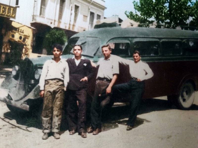 Ένα από τα πρώτα «μεγάλα» λεωφορεία 16 θέσεων, σε δρόμο της Καλαμπάκας. Έφερε το όνομα «Μπιρμπίλω», 1937 (Αρχείο Δημ. Σίκου).